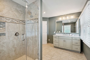 Combined shower/tub, hair dryer, towels