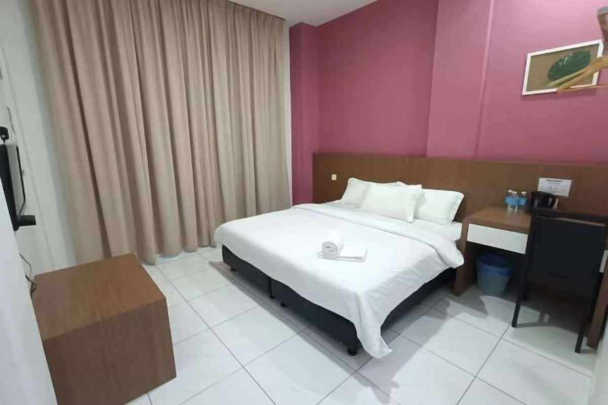 Desk, soundproofing, iron/ironing board, free WiFi