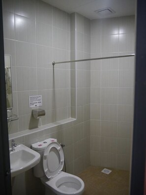 Desk, soundproofing, iron/ironing board, free WiFi - Hotel Wawasan (Simpang Renggam)