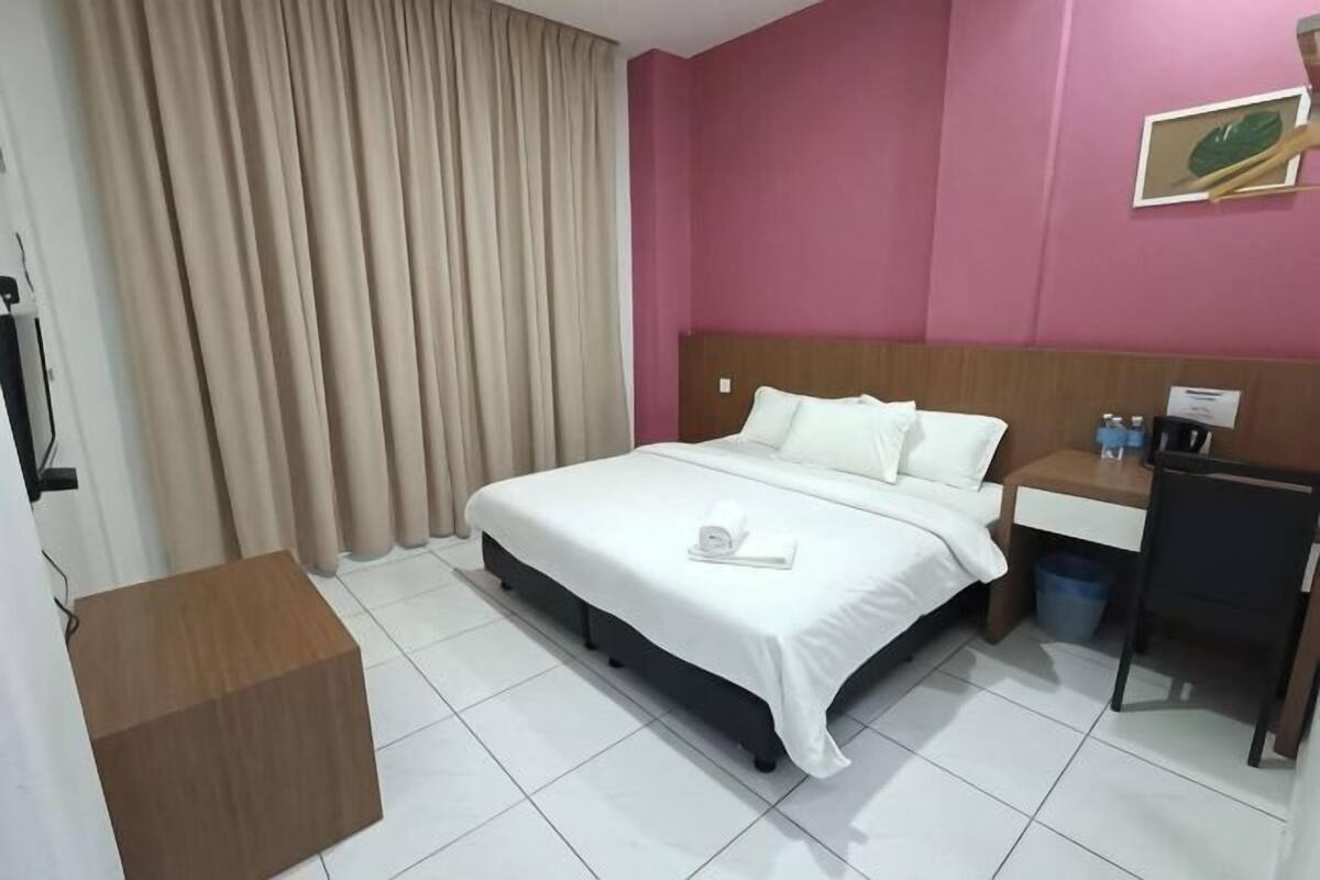 Meja kerja, kedap suara, setrika/meja setrika, dan Wi-Fi gratis