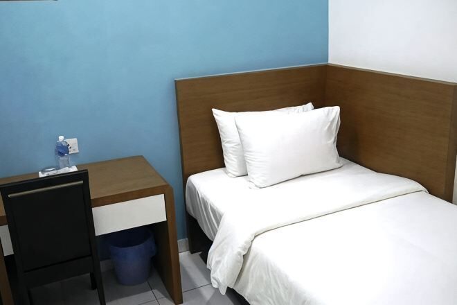 Desk, soundproofing, iron/ironing board, free WiFi