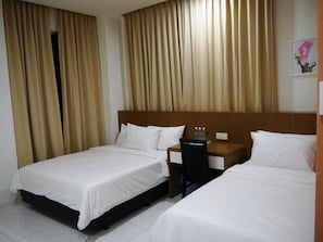 Schreibtisch, schallisolierte Zimmer, Bügeleisen/Bügelbrett