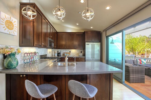 Beachy Keen:  2 master ensuites, steps from beach, rooftop BBQ