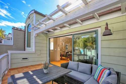 Beachy Keen:  2 master ensuites, steps from beach, rooftop BBQ