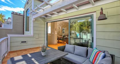 Beachy Keen: 2 master ensuites, steps from beach, rooftop BBQ