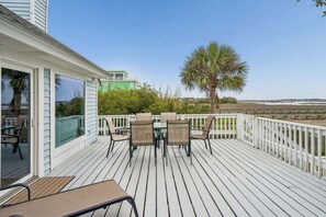Outdoor dining - Ocean, Marsh, & River Views! Dock For Fishing & Sunsets (Folly Beach)