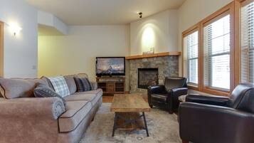 Televisión y chimenea