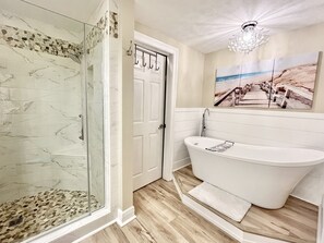 Ensemble douche/baignoire, sèche-cheveux, serviettes fournies