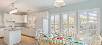 Game Room - Large 5 BR / 4 BA Southern Beach Home - kurzer Fußweg zum Strand!