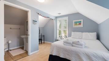 5 bedrooms, iron/ironing board, WiFi, bed sheets