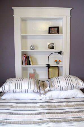 3 bedrooms, desk, iron/ironing board, free WiFi - Historic Old West Lawrence - Minutes to beautiful Mass St, KU, Sports Pavillion (Lawrence)