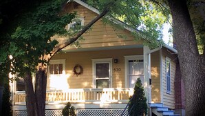 Une maison à deux étages avec un porche à l’avant, une boîte aux lettres et le numéro 630 sur la porte.