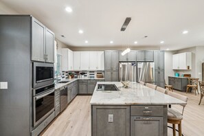 冷蔵庫、電子レンジ、オーブン、コンロ