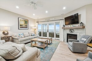 テレビ、DVD プレーヤー、書庫