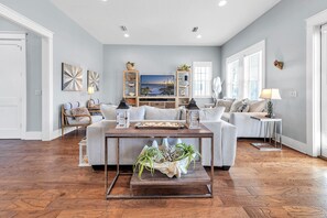 Smart TV, DVD player, table tennis, books - Golf Cart Included! Large Private Pool, Gourmet Kitchen! Luxurious Living Meets Coastal Fun! (Destin)