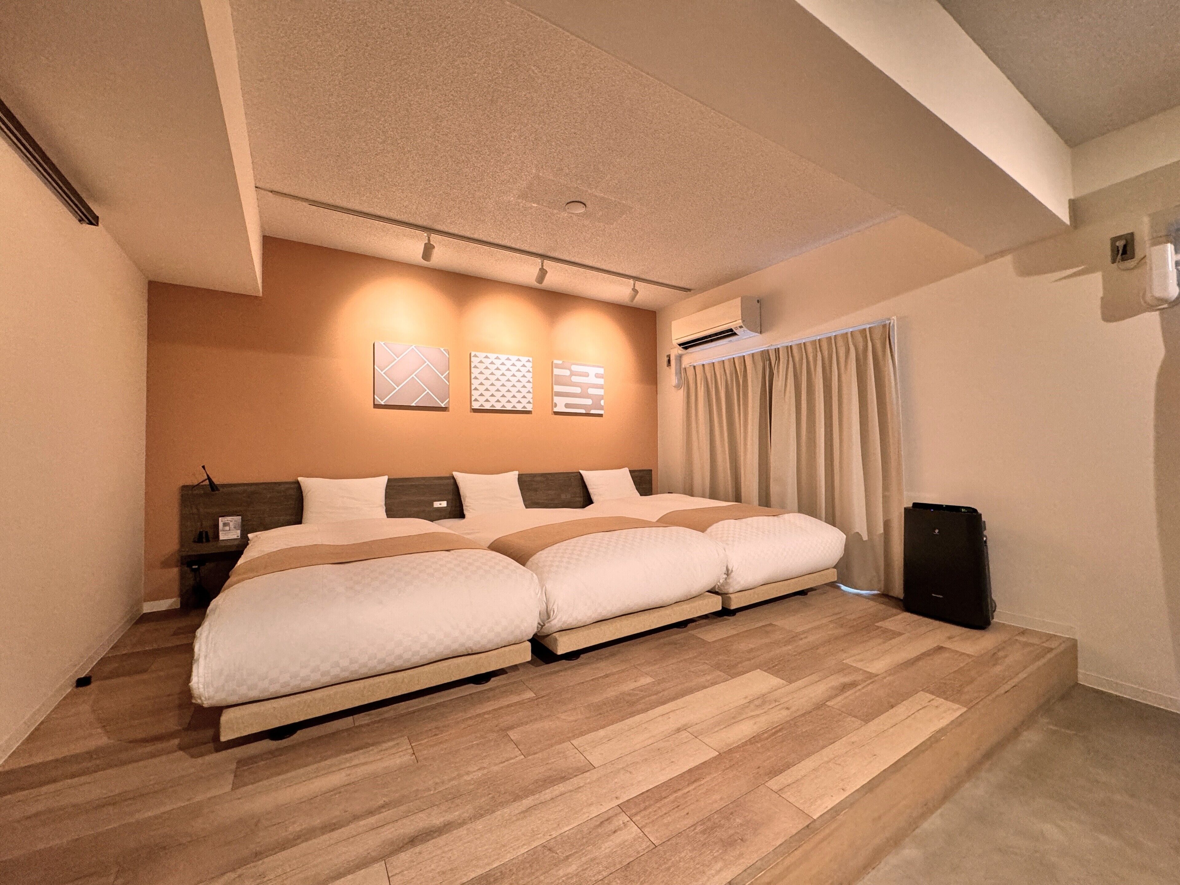 三人房, 3 張單 人床, 非吸煙房, 雪櫃和微波爐 (Pet Friendly) | 1 間睡房、高級寢具、羽絨被、房內夾萬