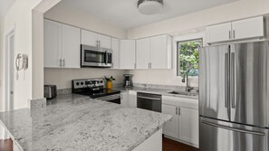 Condo, 3 chambres | Cuisine privée | Réfrigérateur, four à micro-ondes, un four, lave-vaisselle
