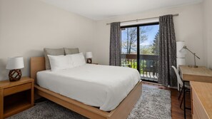 3 bedrooms, desk, laptop workspace, free WiFi - 41 Summit Condo Near Mountain Shuttle by RedAwning (Warren)