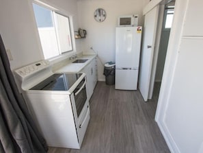Apartment, 1 Bedroom (Seaview Motel Unit) | Dapur peribadi | Peti sejuk/penyejuk beku saiz penuh, ketuhar gelombang mikro 