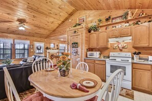 Cabin, 1 Bedroom | Private kitchen