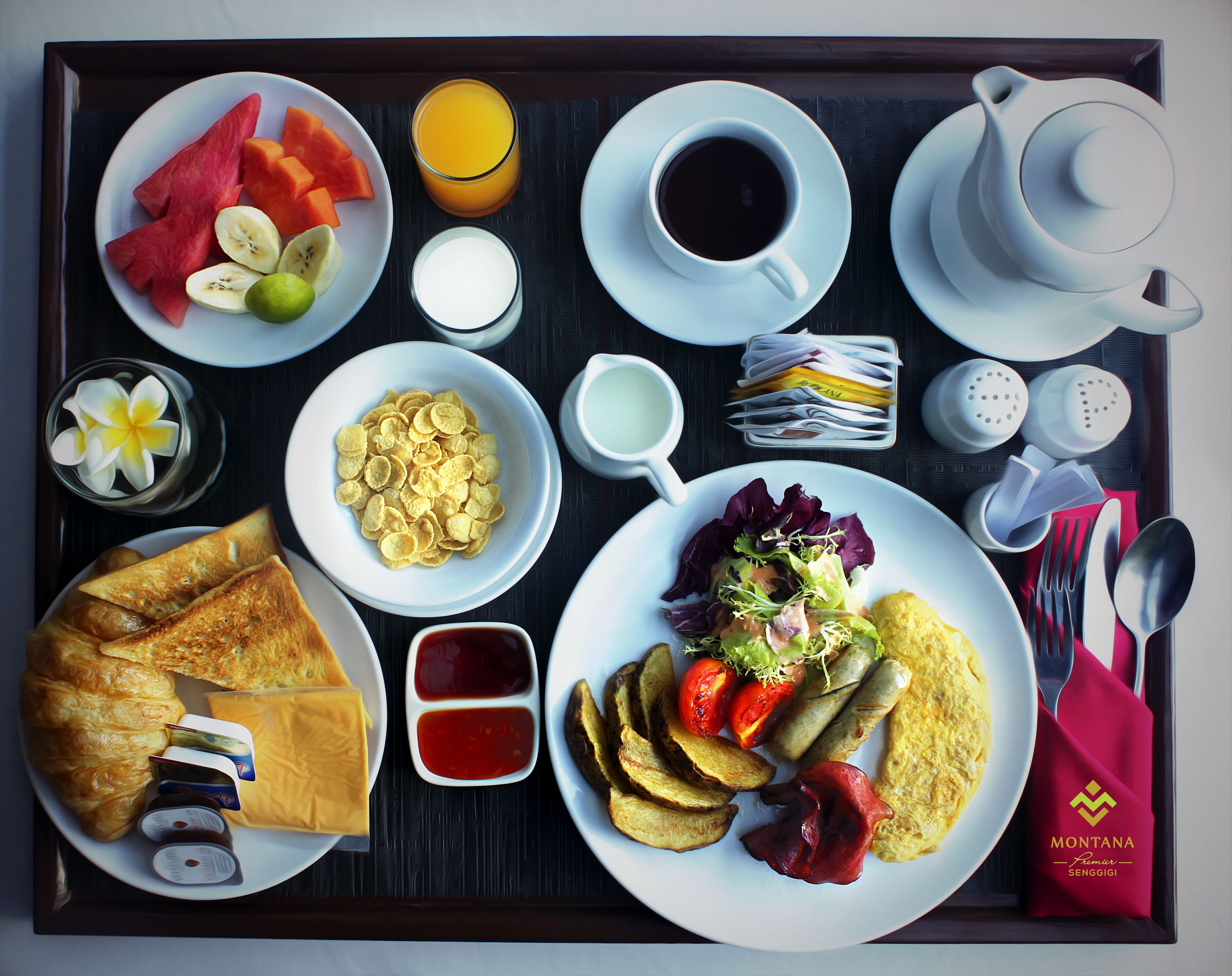 Ein Frühstücksbrett mit Croissants, Müsli, Obst, Eiern und Getränken.