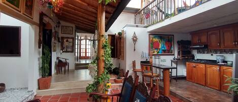 Standard dubbelrum - 1 sovrum - eget badrum | Vardagsrum | 21-tums tv med kabelkanaler