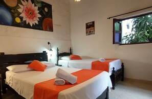 Decoración personalizada, tabla de planchar con plancha y wifi gratis