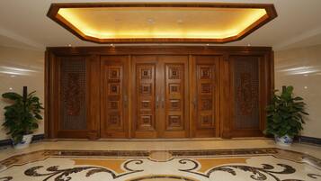 Presidential Suite | Minibar, in-room safe, desk, blackout drapes