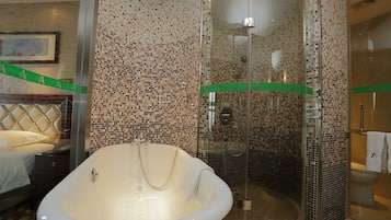 Comfort Suite | Bathroom | Shower, free toiletries, hair dryer, bathrobes