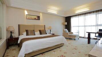 Minibar, caja de seguridad en la habitación y escritorio