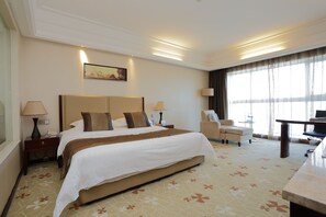 Minibar, caja de seguridad en la habitación y escritorio 