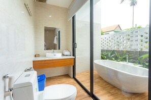 Suite familiale | Salle de bain | Articles de toilette (gratuits), séchoir à cheveux, peignoirs