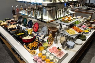 Daily buffet breakfast (JPY 2000 per person)