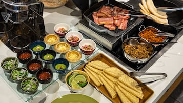 Se ofrece un desayuno bufé (2000 JPY por persona)