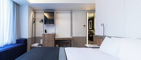 Deluxe Double Room, 1 Queen Bed, Non Smoking | 1 bedroom, premium bedding, down comforters, in-room safe