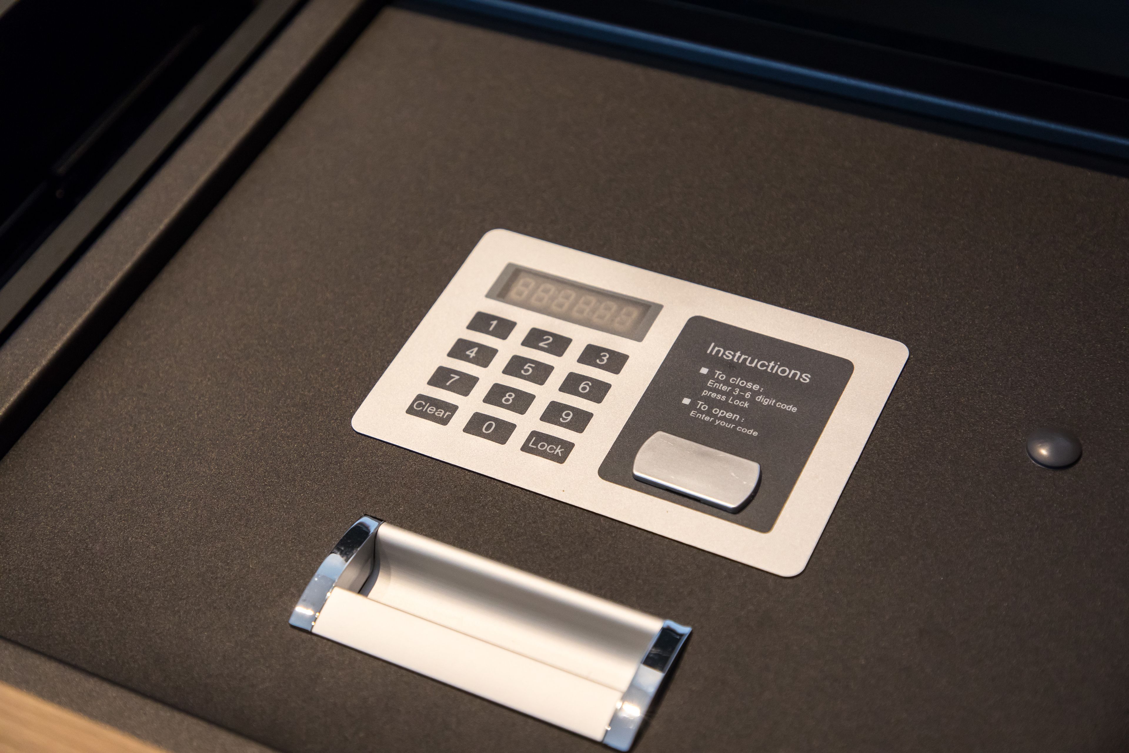 Une calculatrice avec des instructions sur une surface sombre.