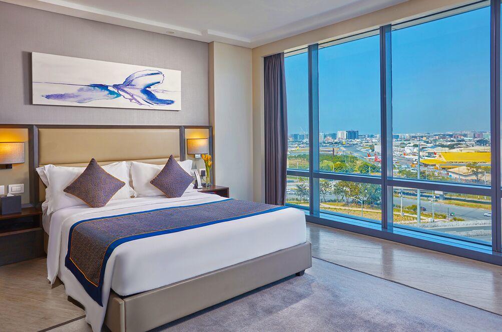 1 bedroom suite with living room and airport view | 1 bedroom, minibar, in-room safe, blackout curtains