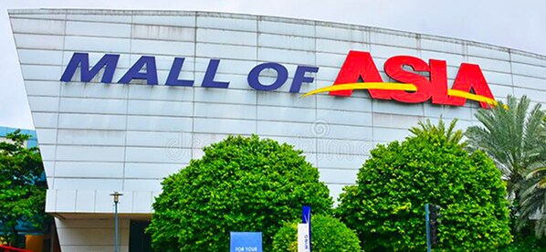 El exterior del centro comercial Mall of Asia, con el nombre exhibido en grande.