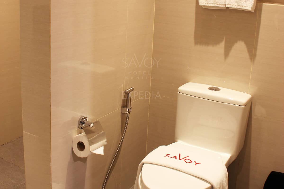 1 bedroom suite with living room | bathroom | shower, eco-friendly toiletries, hair dryer, slippers