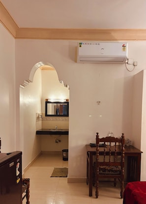 Caja de seguridad en la habitación y escritorio