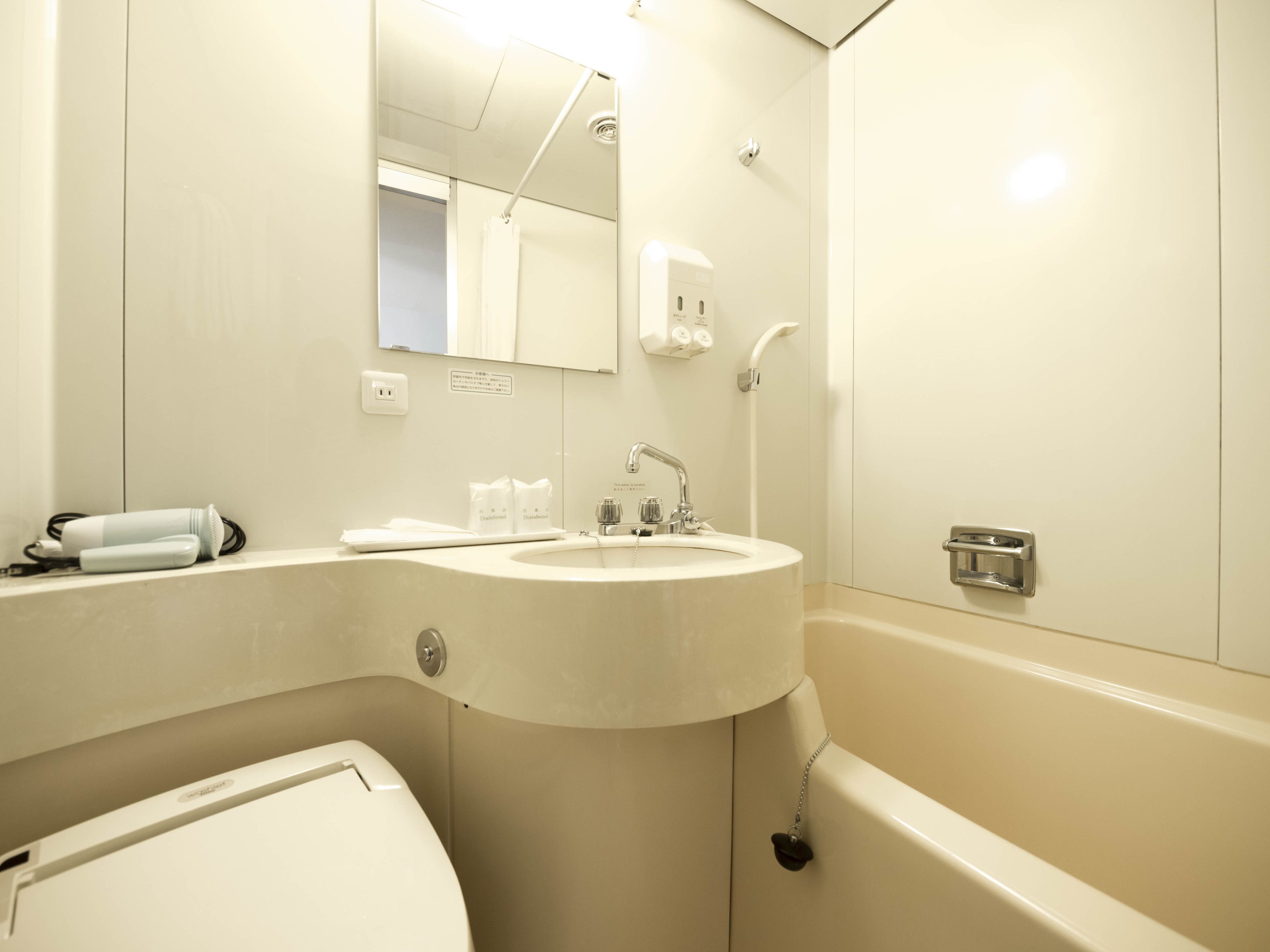 0B | Bathroom | Combined shower/tub, deep soaking tub, free toiletries, hair dryer