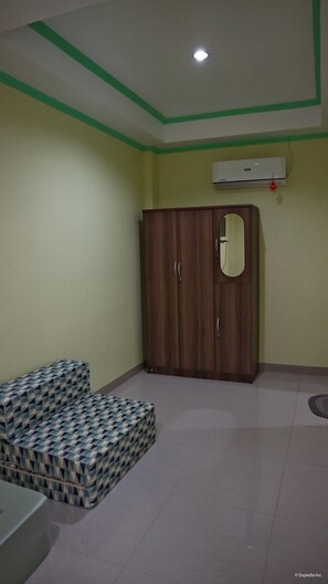 Room with 1 Queen Bed | Living area - La Fela Pension House (Oslob)