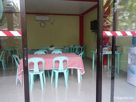 Se sirven desayunos, almuerzos y cenas; cocina local