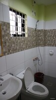 客房 (with 2 Queen Beds) | 浴室 | 淋浴设施、免费洗浴用品、拖鞋、毛巾