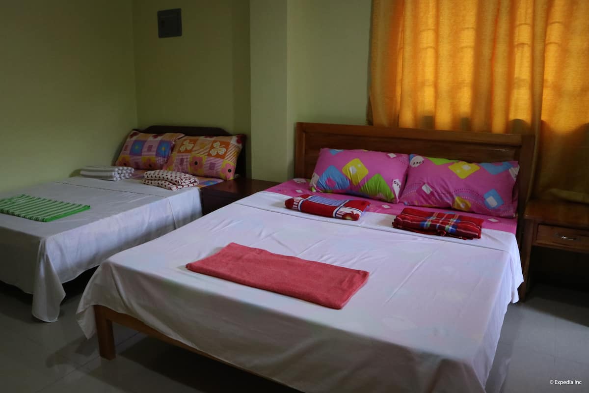 Zimmer (with 2 Queen Beds) | Kostenloses WLAN, Bettwäsche