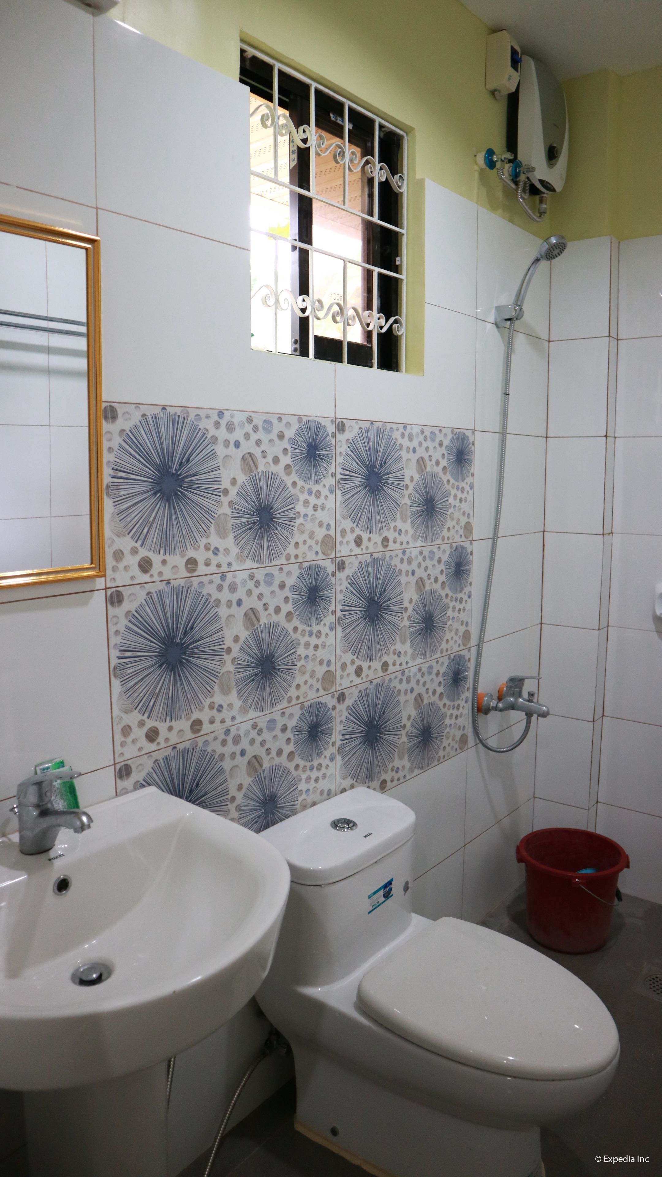 Un bagno con lavandino, WC e doccia.