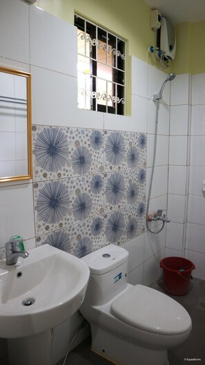 Chambre (with 2 Queen Beds) | Salle de bain | Douche, articles de toilette (gratuits), pantoufles, serviettes fournies