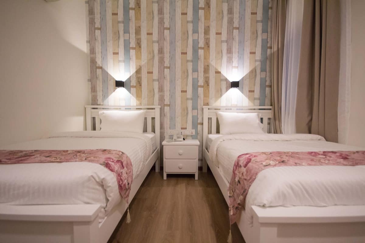 Standard-Zweibettzimmer | Schreibtisch, Bügeleisen/Bügelbrett, kostenlose Babybetten