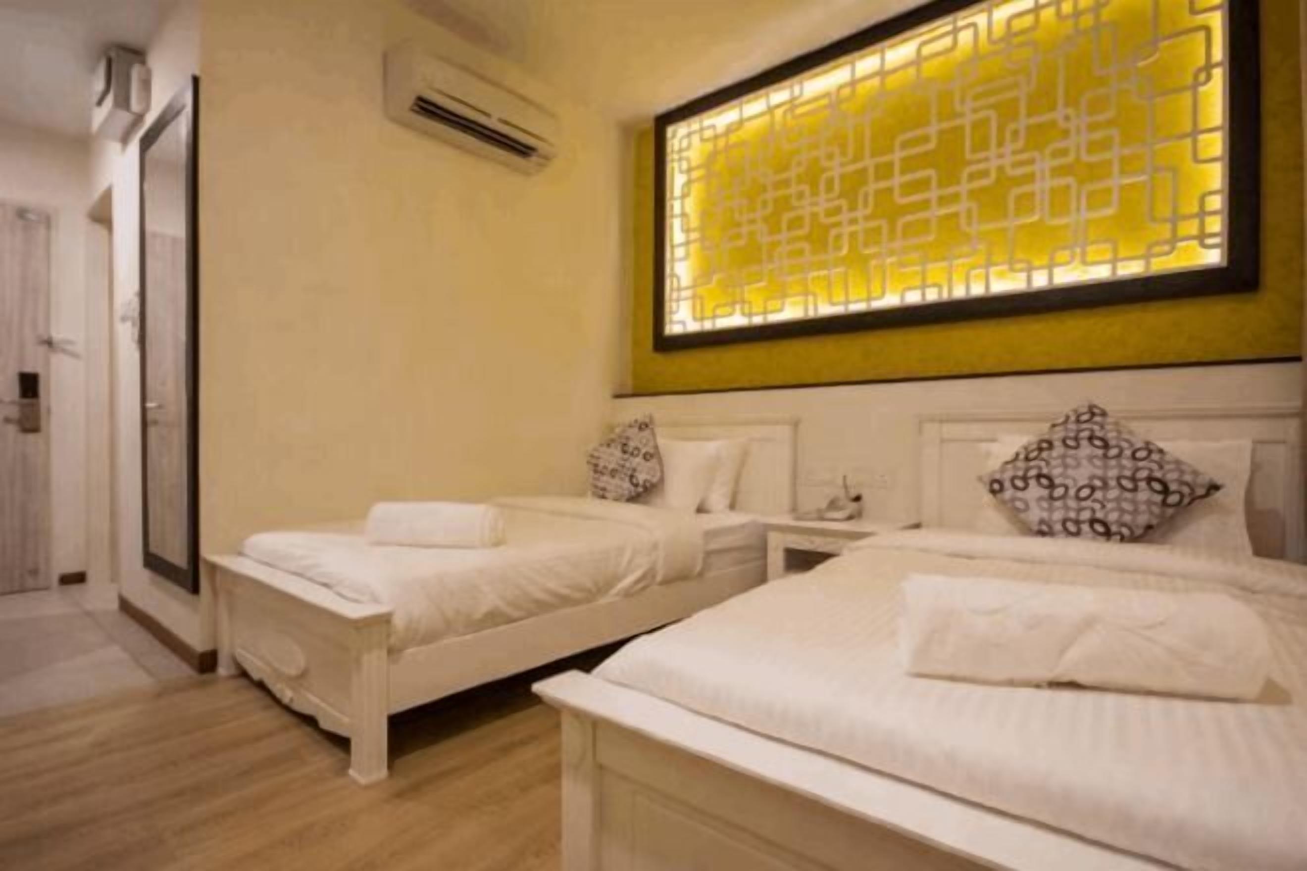 Bureau, fer et planche à repasser, lits bébé (gratuits)