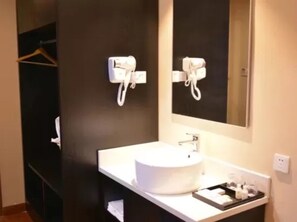 Economy Double Room | Bathroom